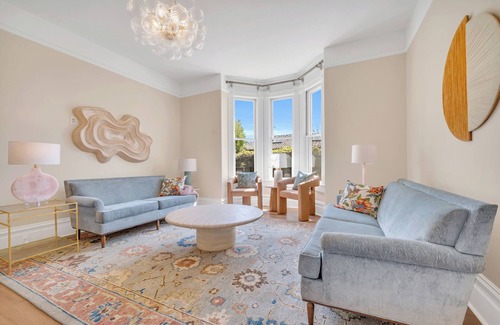 Napa Bed & Breakfast | Estate room at bed & breakfast in downtown Napa with AC, WiFi, pool, and hot tub