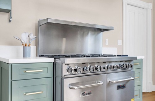 Napa Bed & Breakfast | Estate room at bed & breakfast in downtown Napa with AC, WiFi, pool, and hot tub