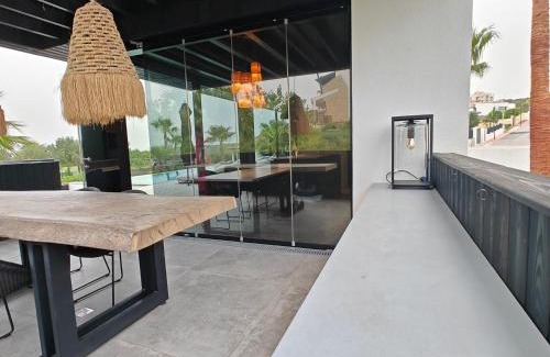 Estepona House | Estepona - Sleeps 8 - Pool - Pet Friendly - Garden