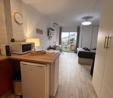 Benalmadena Costa Apartment | Estudio con vistas al mar, piscinas, recepción 24 hs