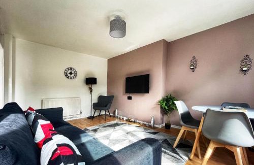 St. Dunstan's Apartment | Ethan's Place in Mile End - 2 Double Beds, 1 Bunk Bed, Max 6, Spacious, Ideal for Families