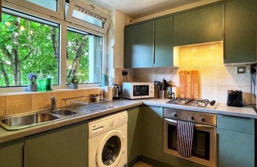 St. Dunstan's Apartment | Ethan's Place in Mile End - 2 Double Beds, 1 Bunk Bed, Max 6, Spacious, Ideal for Families