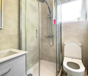 St. Dunstan's Apartment | Ethan's Place in Mile End - 2 Double Beds, 1 Bunk Bed, Max 6, Spacious, Ideal for Families