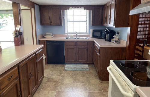 Etowah Cottage | Etowah's Cottage - dog friendly, king beds, hiking, rafting, motorcycles