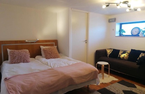 Marieberg Apartment | Ett rums lägenhet med egen ingång, parkering