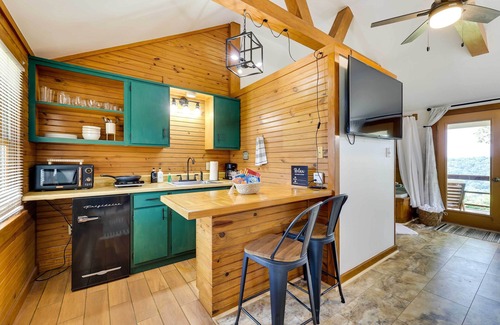 Eureka Springs Apartment | Eureka Springs Cabin Rental ~ 5 Mi to Beaver Lake!