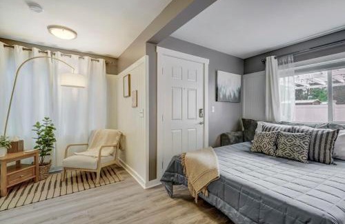 Central Colorado Springs House | Euro Cottage - Downtown Convenience BBQ Fire Pit