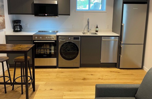 Upper Lonsdale Apartment | EuroStyle Suite in the heart of North Vancouver. Minutes to Grouse Mountain