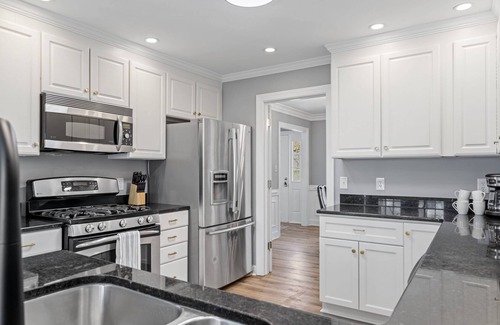 Cary House | EV Charger|King Bed|Pets OK|Bond Lake