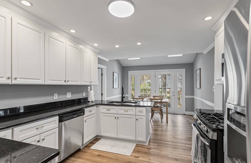 Cary House | EV Charger|King Bed|Pets OK|Bond Lake