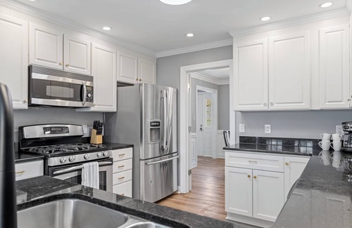 Cary House | EV Charger|King Bed|Pets OK|Bond Lake