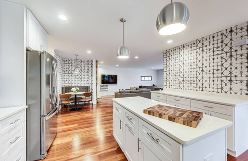 Evanston House | EVANSTON whole building, 2 units combined sleeps 12, 5 bed 5 bath