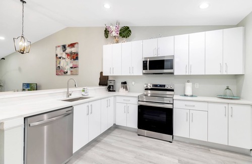 South Gulf Cove Villa | "Everglade Kiss" 3bedroom 2bath 65in tv, BBQ, 16 jets hot tub, playground