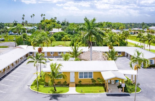 Everglades City Hotel | Everglades City Motel - Queen Room, 2 Beds, Kitchenette