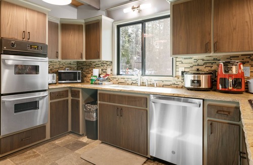 Evergreen Estates Cabin | Evergreen - 3 En-Suite Bedrooms, Luxury, Hot Tub, Game Room