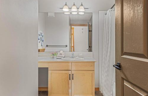 Canmore Apartment | Evergreen Escape - 2 Bedroom Condo with Pool & Hot Tub