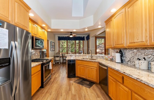 Summit Estates Cabin | Evergreen Retreat by Destination Big Bear: Close to Snow Summit! Pool Table! Fenced Yard! Spa! Single Story!