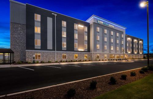Terry Sanford Hotel | Everhome Suites Fayetteville near Fort Bragg