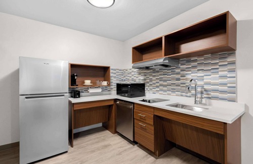 Glendale Hotel | Everhome Suites Glendale Sports Entertainment District