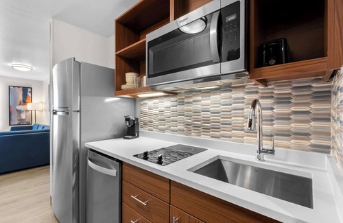 Glendale Hotel | Everhome Suites Glendale Sports Entertainment District
