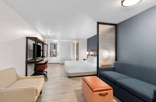 Glendale Hotel | Everhome Suites Glendale Sports Entertainment District
