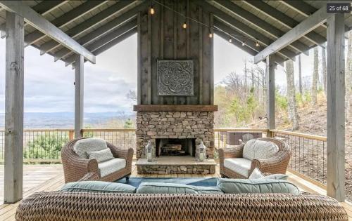 Mineral Bluff House | Everlux Retreat - Hot Tub on the Mountain