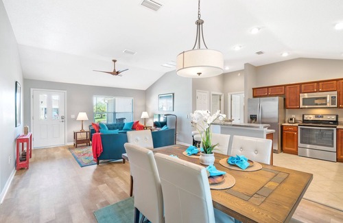 Collier House | Everything! 3/2, FREE golf & 4-seat cart, Resident passes, pets, near Brownwood