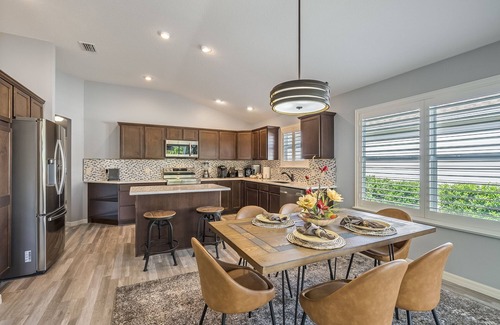 Dunedin Villa | Everything! 3/2, FREE golf & 4-seat cart, Resident passes, pets.