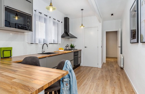 El Poble-sec Apartment | Everything in this completely reinvented 3 bedroom 2 bathroom rare find that can host 7 people