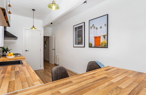 El Poble-sec Apartment | Everything in this completely reinvented 3 bedroom 2 bathroom rare find that can host 7 people