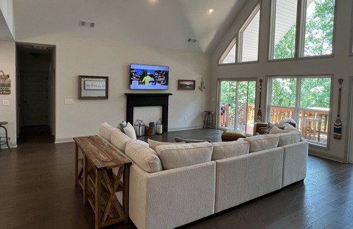 Dawsonville House | Everything you could want! Little country, direct lake access, & city amenities!