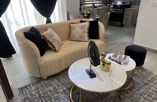 Ensanche Quisqueya Apartment | Excéntrico Apartamento en el Centro de la Ciudad
