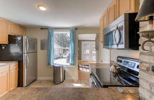 Greilickville House | Excellent locale 3BR 2BA bungalow. Near dwtn Traverse City, Wineries, and Water.