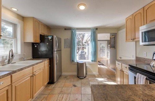 Greilickville House | Excellent locale 3BR 2BA bungalow. Near dwtn Traverse City, Wineries, and Water.