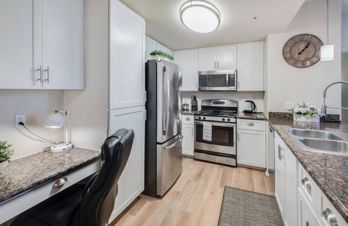 Roseville Apartment | Excellent Location! Garage Included. Long Stays.