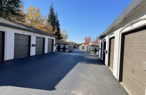 Roseville Apartment | Excellent Location! Garage Included. Long Stays.
