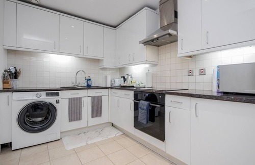 City of Westminster Apartment | Excellent Location ! HYDE PARK ! moments from world Famous Oxford Street