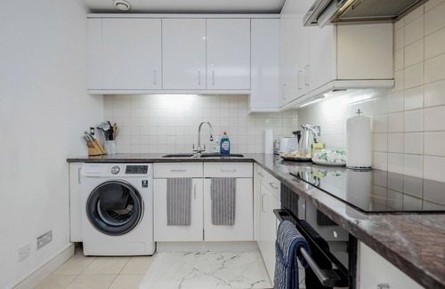 City of Westminster Apartment | Excellent Location ! HYDE PARK ! moments from world Famous Oxford Street