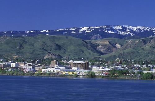 Wenatchee House | Excellent Pick! Comes w/ Free Parking & Breakfast, Pool, Pets Allowed!
