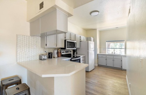 Oak Park House | Excellent Thousand Oaks 2BR, near Shopping, Dining & Bars, by Blueground