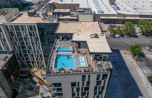 Rio Grande Apartment | Exceptional 1BD BA-PoolHotTubGymParking- Downtown!