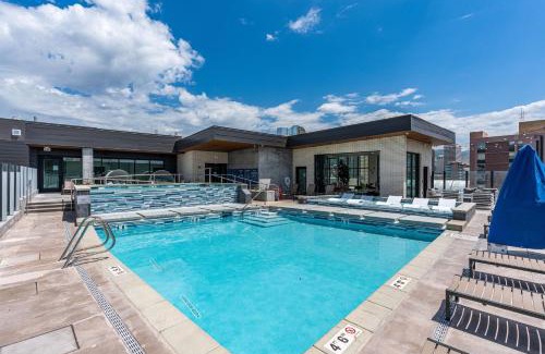 Rio Grande Apartment | Exceptional 1BD BA-PoolHotTubGymParking- Downtown!
