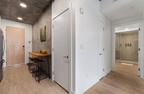 Rio Grande Apartment | Exceptional 1BD/BA-PoolHotTubGymParking- Downtown!