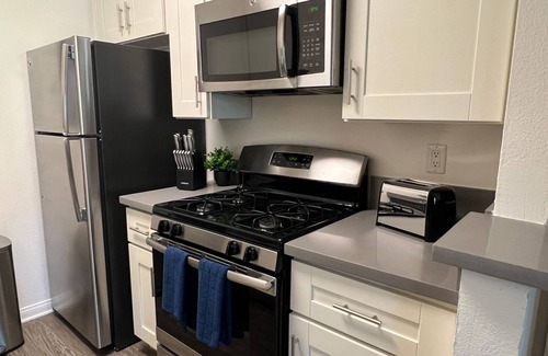 Little Armenia House | Exceptional 2-bedroom with WiFi, 3 beds, and AC in the heart of Hollywood