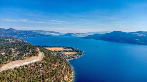 Central Okanagan House | Exceptional Boutique Cottage with Incredible Lake View