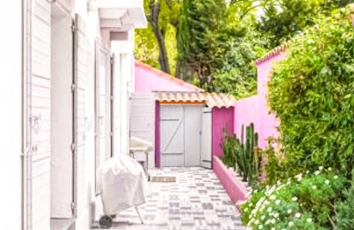Mazargues House | Exceptionally beautiful vacation home with sunny terrace and pretty outdoor pool.