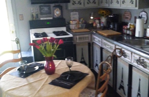 Pensacola House | Exceptionally Private fully Fenced Retro Navy Point Cottage-Fully Furnished