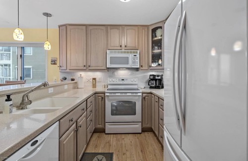 Pine Knoll Shores Condo | Exceptionally Clean 3Br/3Ba Oceanfront Condo in the Heart of the Crystal Coast