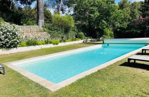 Est Apartment | Exclusif Appart piscine chauffée de luxe 10 min centre AixenPc Belvoir SISSI