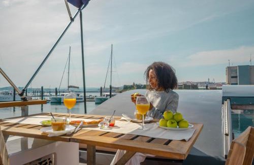 Baiona Apartment | Exclusivas vistas al mar en casa barco, pleno centro, terraza, parking